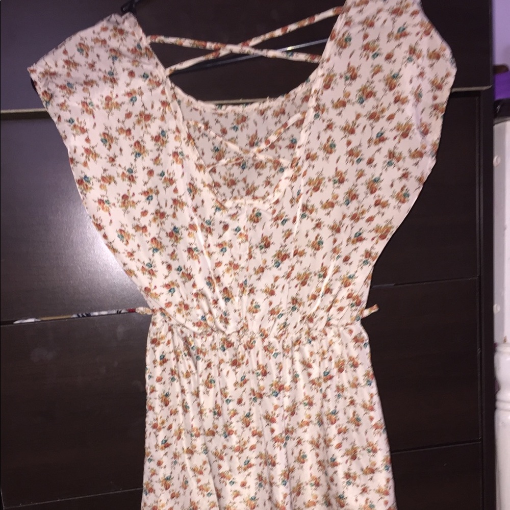 Patterned crisscrossing dress